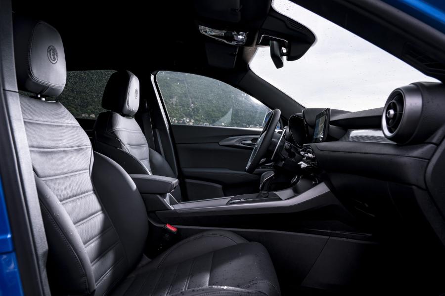 Детали интерьера Alfa Romeo Tonale Veloce (965) 2022 года  (WW) (фото 10 из 24)